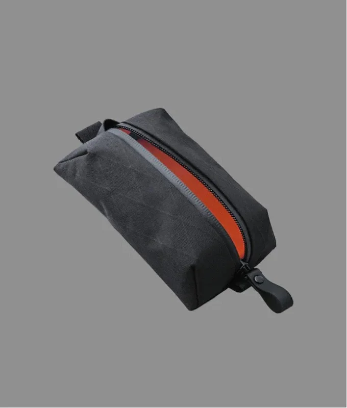 Travel bag with a built - in power bank charger for on - the - go device chargingAlpaka Access Pouch Travel bag with a built - in power bank charger for on - the - go device chargingAlpaka Access Pouch