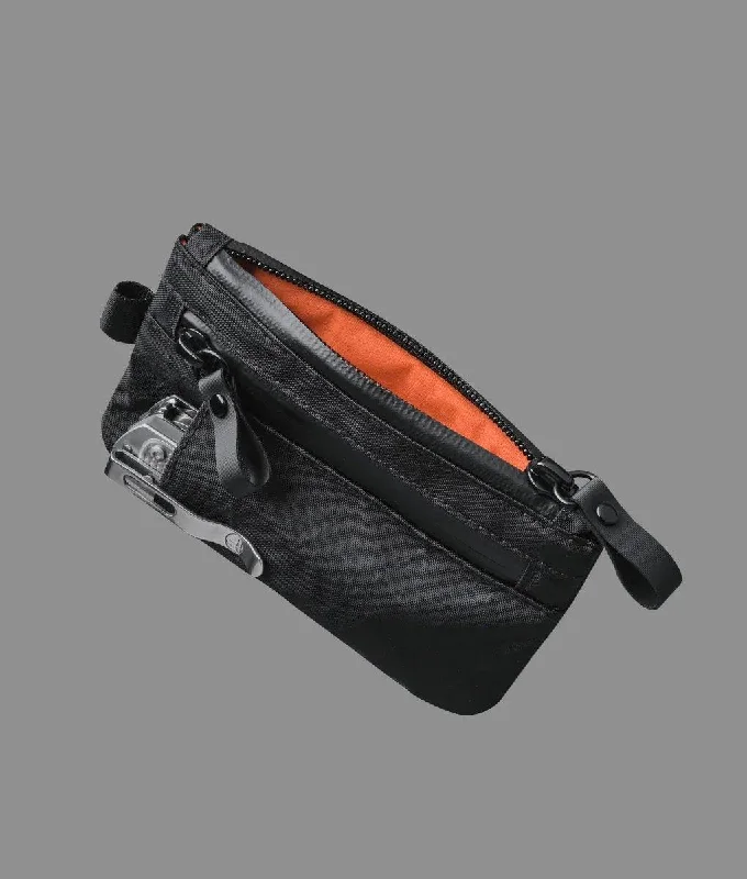 Smart travel bag with integrated GPS tracker for lost item recoveryAlpaka Zip Pouch Pro Smart travel bag with integrated GPS tracker for lost item recoveryAlpaka Zip Pouch Pro