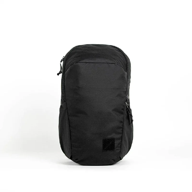 Travel bag with a retractable garment rack for easy unpackingEvergoods Civic Half Zip 22L