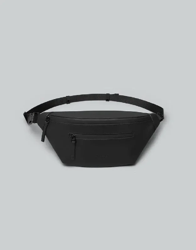 Vintage leather travel bag with brass accents for a classic and sophisticated lookGaston Luga Spläsh Bum Bag