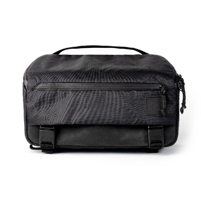 Garment - protected travel bag with hanging system for suits and dressesMoment Rugged Camera Sling Garment - protected travel bag with hanging system for suits and dressesMoment Rugged Camera Sling