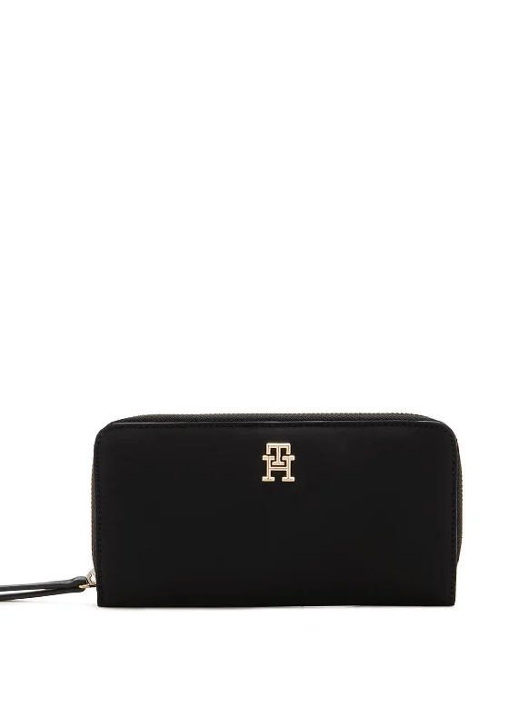 Minimalist men's crossbody bag with a single compartment for simplicityTommy Hilfiger My Tommy Idol Large Wallet, Black Minimalist men's crossbody bag with a single compartment for simplicityTommy Hilfiger My Tommy Idol Large Wallet, Black