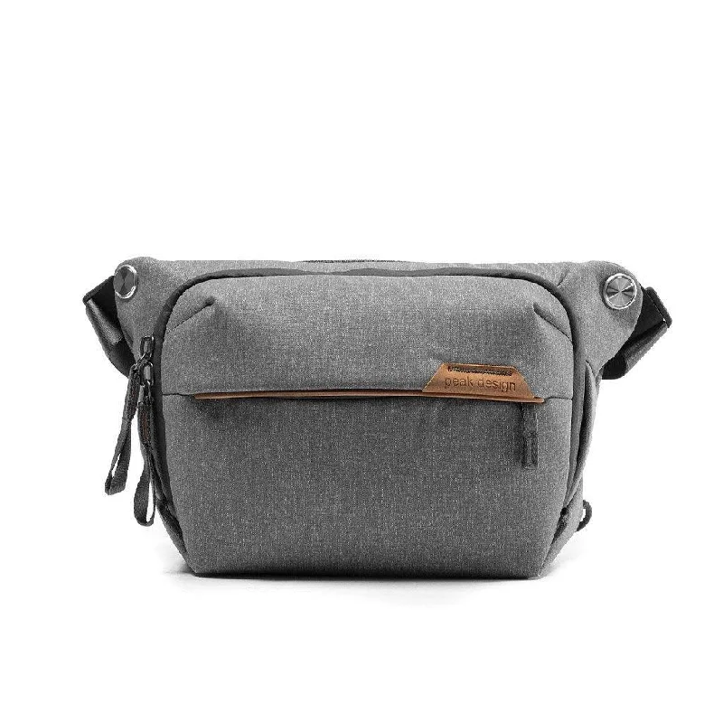 Smart travel bag with integrated GPS tracker for lost item recoveryPeak Design Everyday Sling 3L V2 Smart travel bag with integrated GPS tracker for lost item recoveryPeak Design Everyday Sling 3L V2