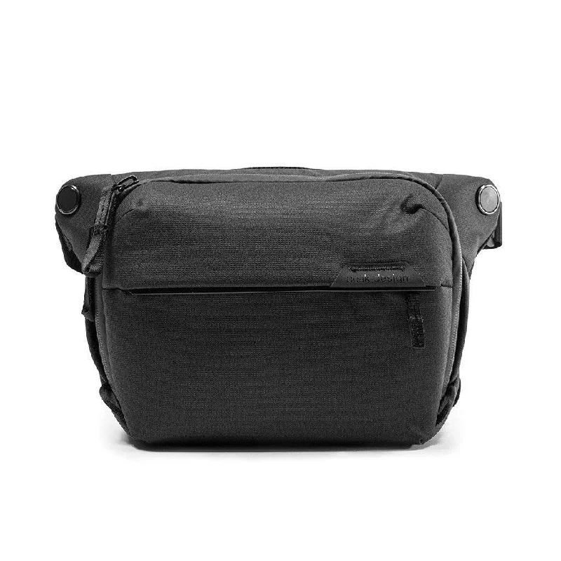 Smart travel bag with integrated GPS tracker for lost item recoveryPeak Design Everyday Sling 6L V2 Smart travel bag with integrated GPS tracker for lost item recoveryPeak Design Everyday Sling 6L V2
