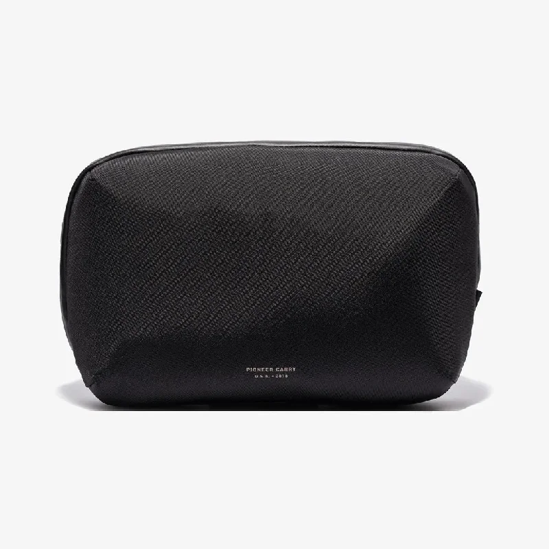 Designer - branded leather travel bag for luxury business travelersPioneer Carry Global Pouch XL