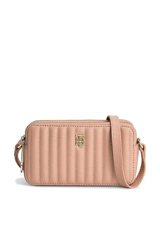 Men's crossbody bag made from recycled materials for eco - friendly usersTommy Hilfiger TH Timeless Quilted Camera Bag, Sandrift Men's crossbody bag made from recycled materials for eco - friendly usersTommy Hilfiger TH Timeless Quilted Camera Bag, Sandrift