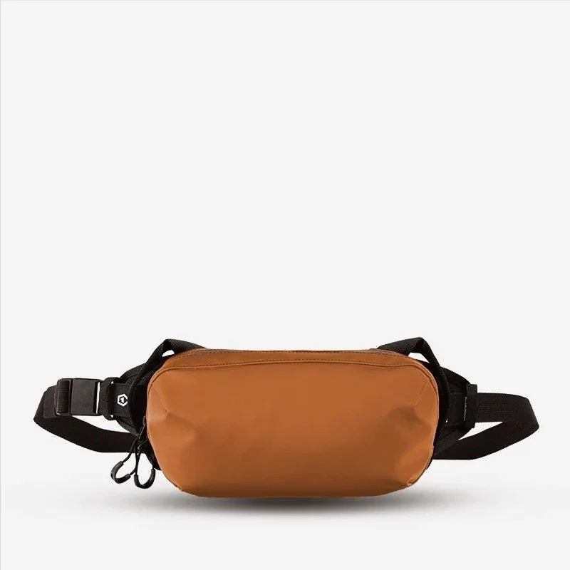 Vintage leather travel bag with brass accents for a classic and sophisticated lookWandrd All-New D1 Fanny Pack Vintage leather travel bag with brass accents for a classic and sophisticated lookWandrd All-New D1 Fanny Pack